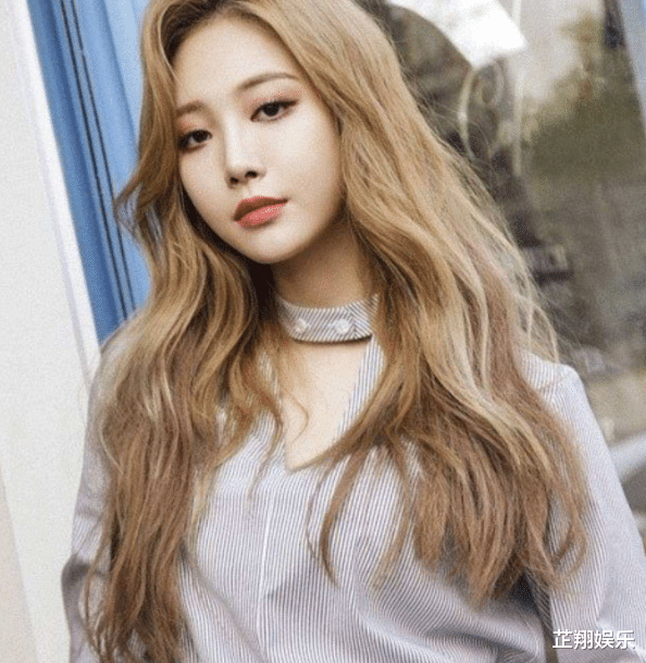 金亚荣@金亚荣也太水灵了吧! 当看到她的这双大长腿, 简直太羡慕了!