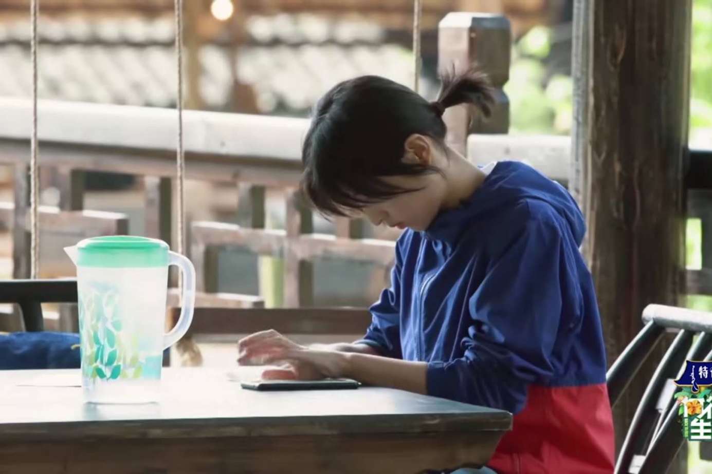 何炅▲《向往的生活》第四季还未开播就遭遇退货，何炅的回答尽显高情商，彭彭头发好乱