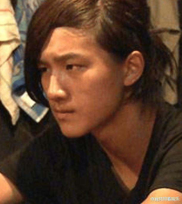 「李宏毅」还记得《变形计》的李宏毅吗？曾公开表白赵露思，今穿上西装帅成王子