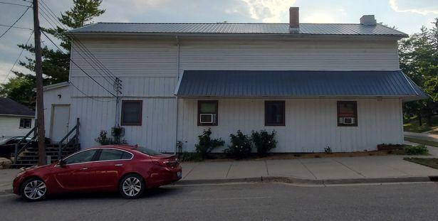 |美国男子闲来无事，竟发现自家阁楼内还藏一套房子，浴室客厅齐全