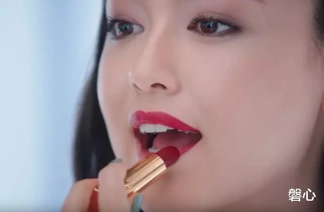 「香奈儿」香奈儿的眼光一向挑剔,却选她做御用彩妆模特,因素颜太美总被网友恳求卸妆