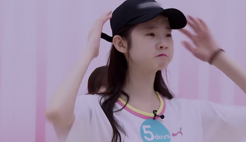 #张艺凡#张艺凡跳主题曲舞蹈，结束之后立马变脸，还被其他学员“教训”