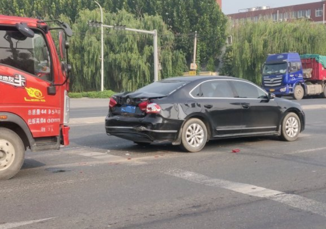 大眾帕薩特等紅綠燈遭貨車追尾，車主：這一撞為帕薩特正名瞭！-圖2