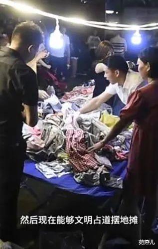 『摆摊』女子下班摆摊日赚4000块, 别人说她吹牛, 其实秘诀全靠一个“吼”字