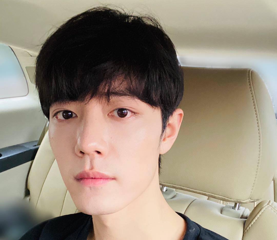 肖战|肖战大势归来，七夕发自拍营业，粉丝的留言让人泪目