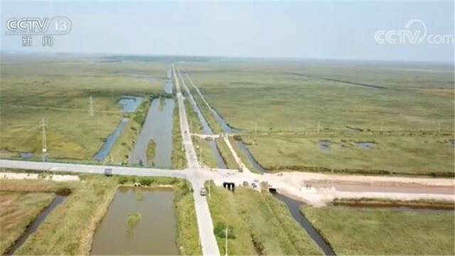 央视网新闻|尴尬了！三米限高门横在国道上 这条国道又因何违反两个条例