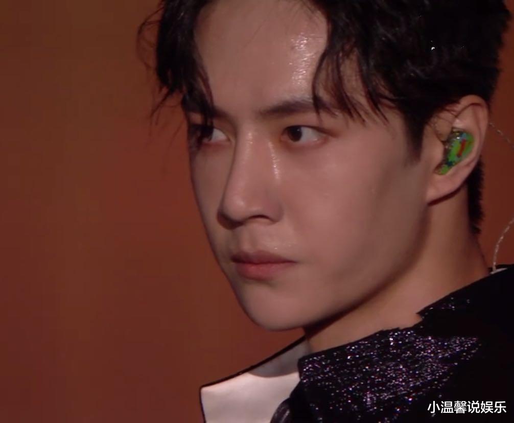 王一博|8.18直播现场忘开滤镜,王一博唱歌被怼脸拍,真实皮肤意外被拍