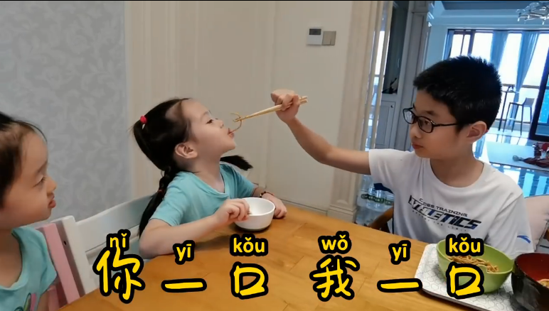 ：杨威晒儿女日常，杨阳洋似钓鱼喂俩妹妹吃饭，妹妹们抢着吃超可爱