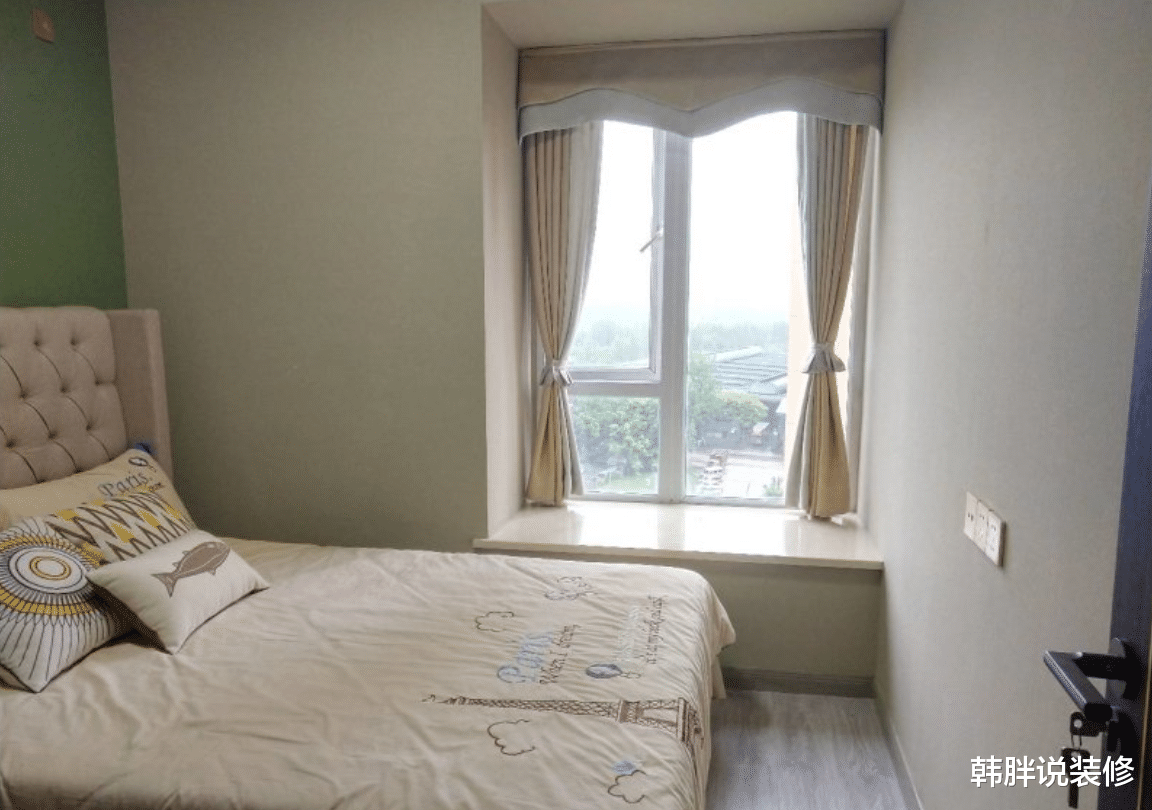 『』沙发墙和电视墙贴了一部分瓷砖，时尚有档次，夏天都凉快了不少