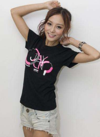 何佩瑜@她是香港新任“3级女皇”，凭借《一路向西》爆红，今31岁整得认不出