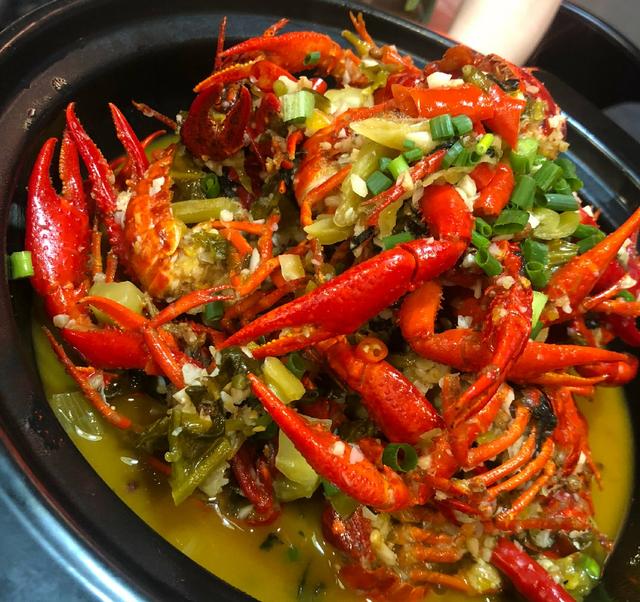 「聚餐」小伙顺手帮女同事剥小龙虾，女友坐旁边全程观看，回家发飙闹分手！