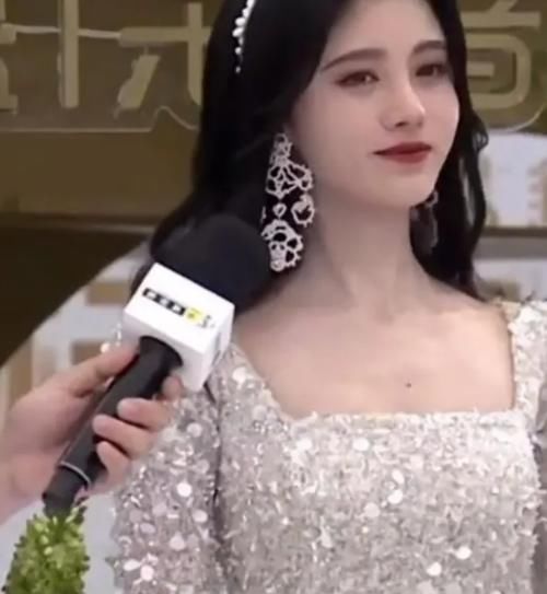 鞠婧祎|鞠婧祎身高又“翻车”了！长裙下摆被撩起的一刻，脚背都要立起来