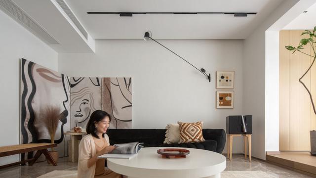 |新房装修到一半，屋主不满意，改变电视墙后，立马时尚多了！