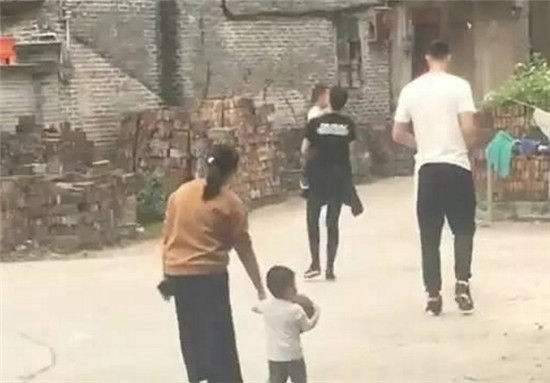 「易建联」易建联生活有多低调?乡下祖房他会住,而父母更是在旧小区生活