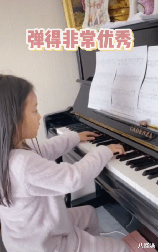 [李小璐]李小璐偷录女儿弹琴，遭甜馨嫌弃，钢琴上照片像极全家福惹关注！