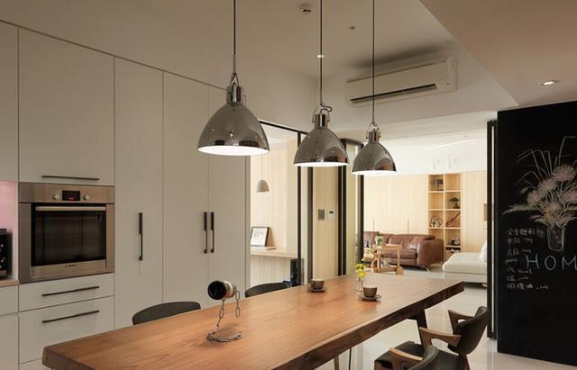 老年小妙招|背景墙花5000打一排柜子，收纳空间翻倍，还有颜值，别再留白墙