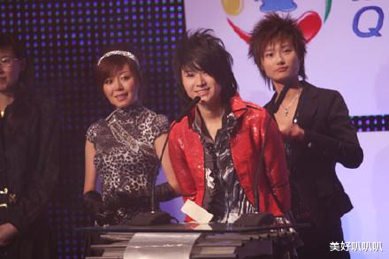 超女|16年了，超级女声出来后最火的是两个冠军，最不火的也是两个冠军