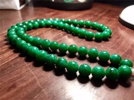 |翡翠原石开出满绿，不取手镯而车珠子，亏还是赚？