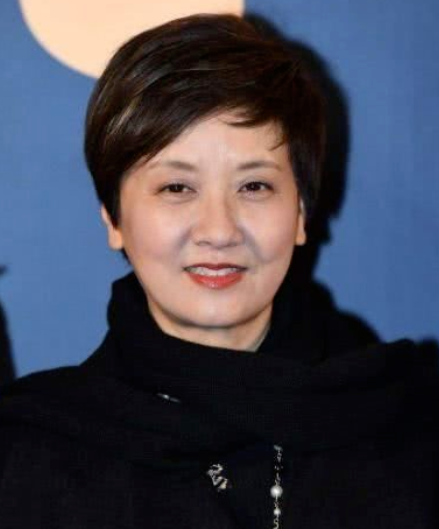 当61岁杨丽萍撞上62岁邓婕,自然老去和保养过度的差距:太真实