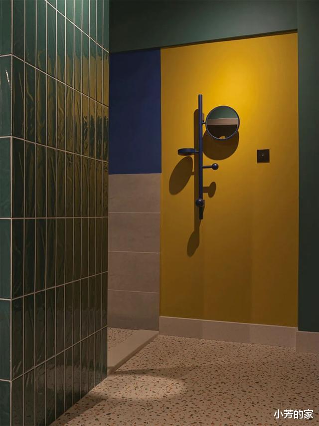 「」他家的设计真干净，几乎所有家具都固定在地上，卫生死角少得可怜