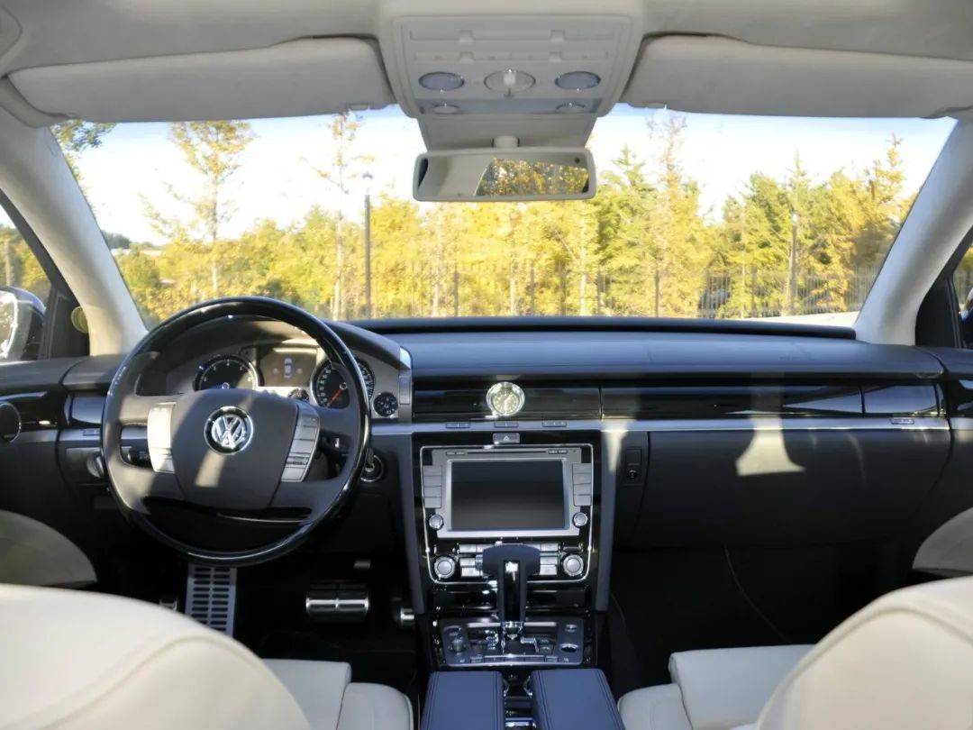 大众辉腾|香港现身挂“1”号车牌的帕萨特，网友：你家帕萨特270万吗？