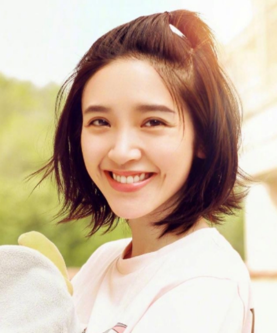 丸子头|丸子头已经过时啦，现在流行男女通吃的“苹果头”，时髦显脸小