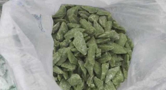 ：大爷集市卖“绿色小吃”1包5元，很多人不敢买，识货的却包圆了