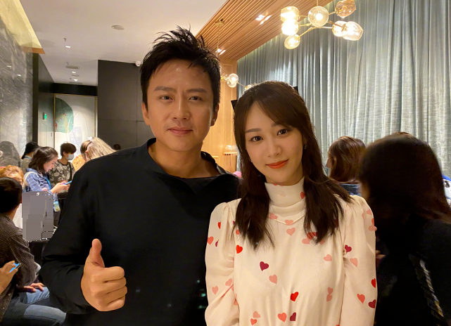 杨紫|难怪都说杨紫“照骗”，邓超晒与她现场合影，原相机的脸看懵网友！