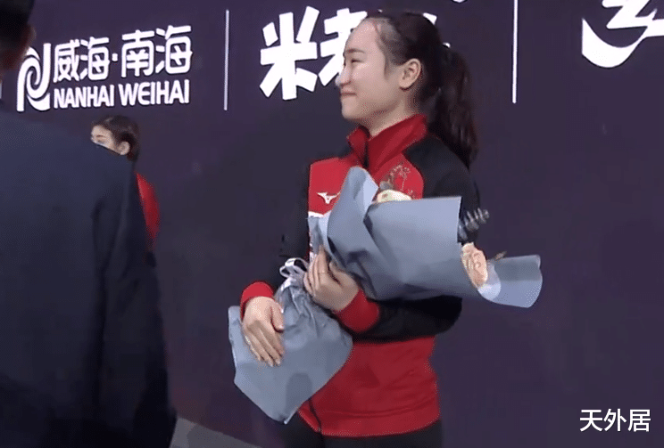 刘国梁|伊藤美诚在领奖台疯狂抢戏！获刘国梁主动颁奖，秒变迷妹笑开花