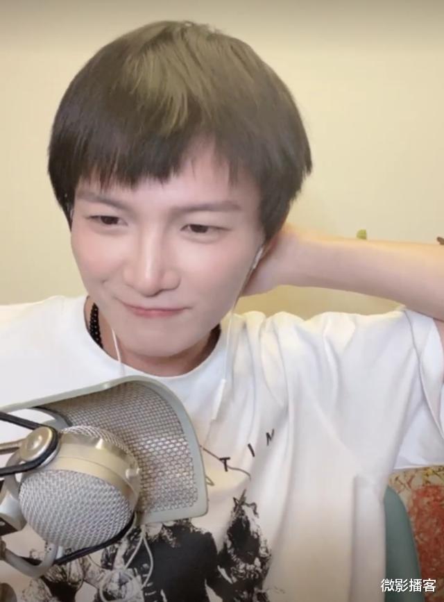 周深|周深生日直播秒变音乐会，边唱边笑欢乐多，还多次自嘲年纪大