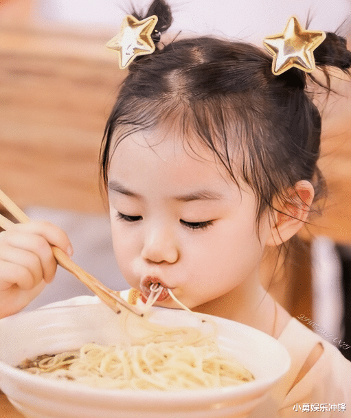 丸子头▲lucky为啥总扎丸子头？当她披散开头发后，网友：跪求扎起来