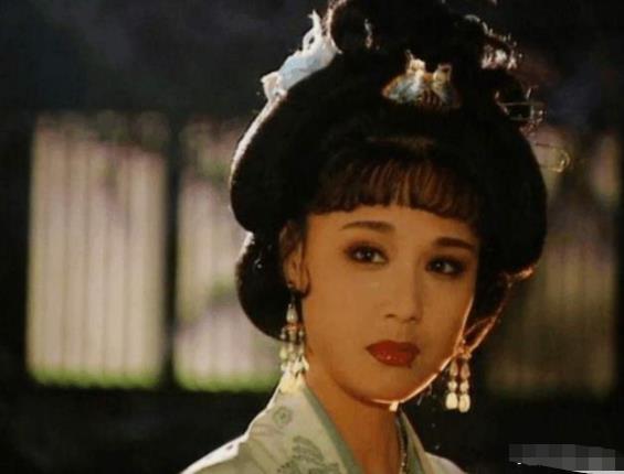 ：被誉为“古典第一美人”, 跟导演没名没分同居了27年, 至今无儿女