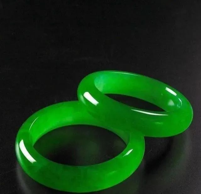 [文玩核桃]角落里无人问津的翡翠原石小色料，竟切除了高冰帝王绿！