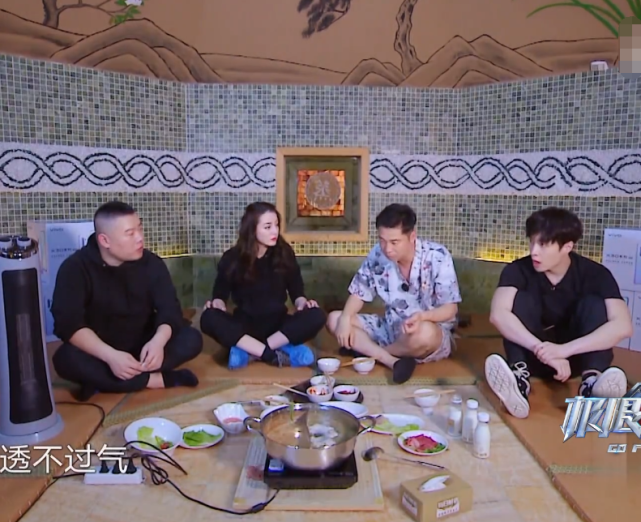 「蛋白质」极限挑战：奶茶咖啡火锅，谁注意热巴的反应？暴露吃货人设的真假