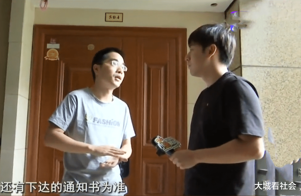 大城看社会|3楼举报5楼违建包设备间，自家过道玻璃却被拆，5楼：那也是违建