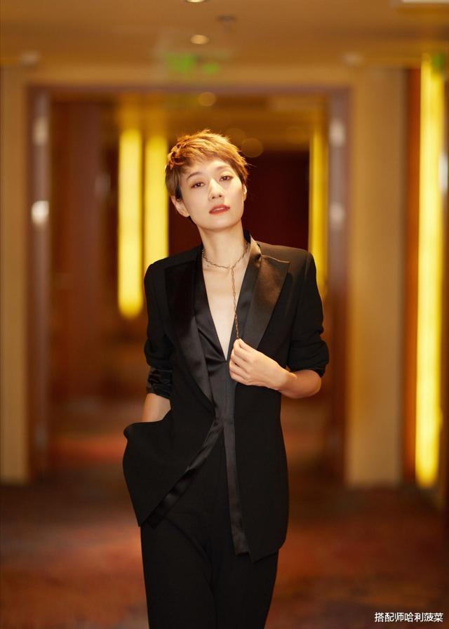 #短发#43岁马伊琍气场太强，干练短发搭配精致西服，网友：看不出大妈样
