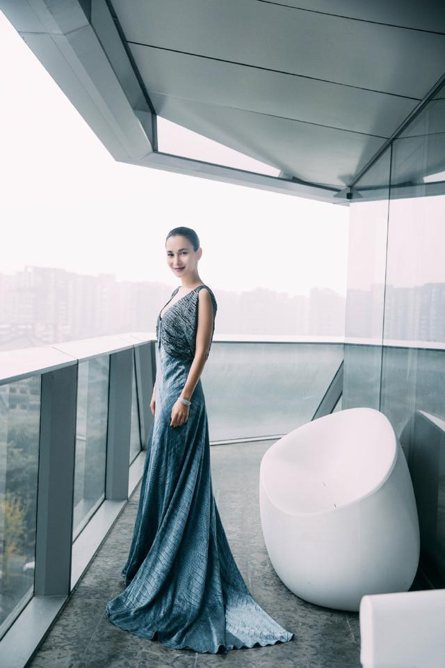 「卢靖姗」穿情侣装过时了!剪情侣发型才更真爱,看卢靖姗、韩庚就知有多飒