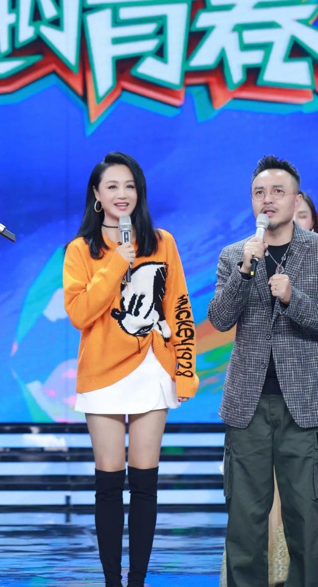 毛衣|曹颖做客《天天向上》，穿卡通毛衣搭高跟靴，比汪涵高半头尴尬了