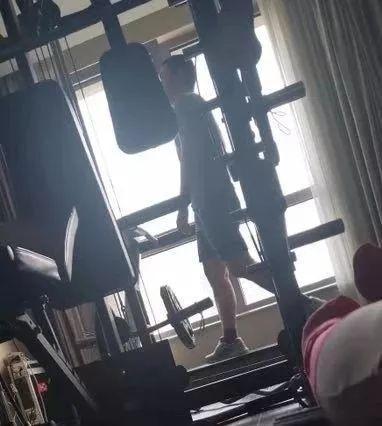 华少|从\浙江名嘴\到\脸跟脖子一样粗\，血管破裂暴瘦30斤的华少今怎样