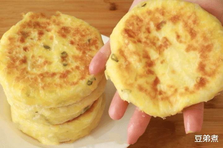 [面粉]5月，面粉别再蒸馒头了，教你新吃法，暄软劲道，比鸡蛋饼还好吃
