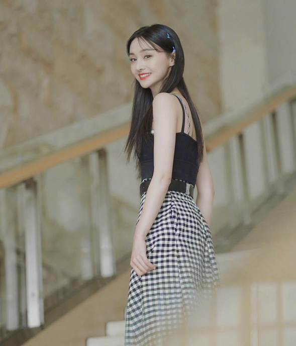 [郑爽]郑爽梳起刘海变中分，穿格子裙行走中抓拍，粉丝夸赞：仙女下凡了