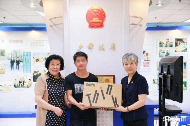 「高考状元」高考状元抢银行10万元，被抓时仅花1百元，背后原因让人心疼