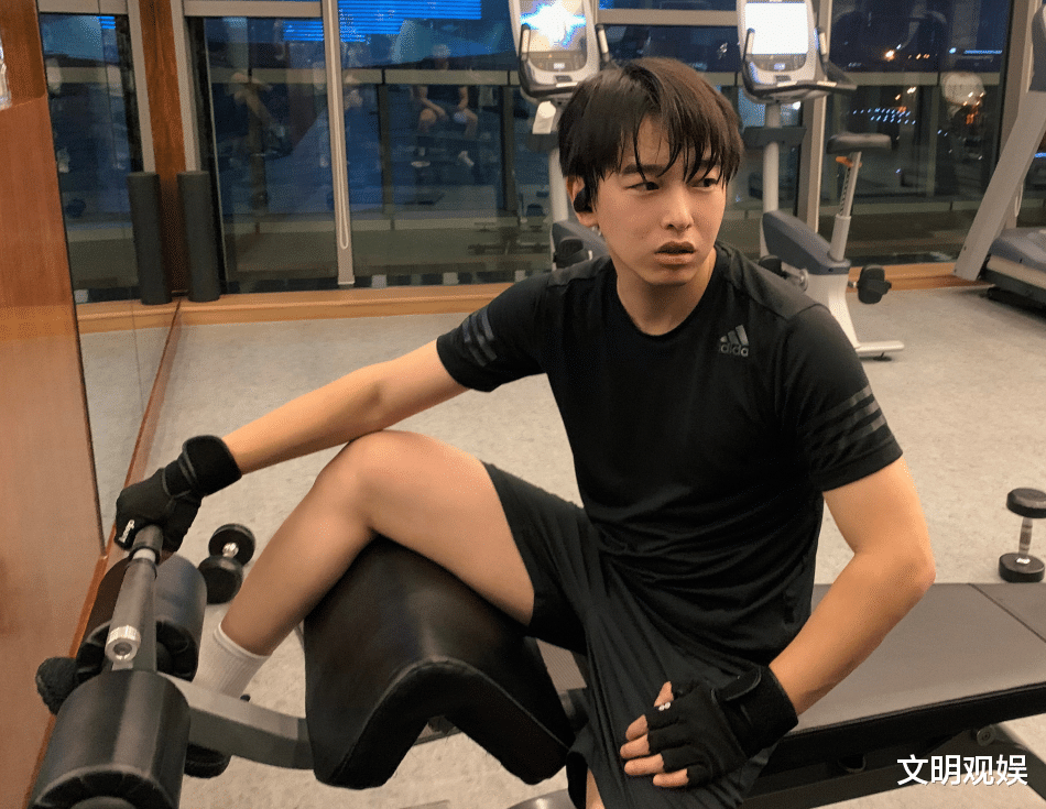 #彭昱畅#果然明星都是胖着玩，彭昱畅健身减肥成功，瞬间帅成精神小伙