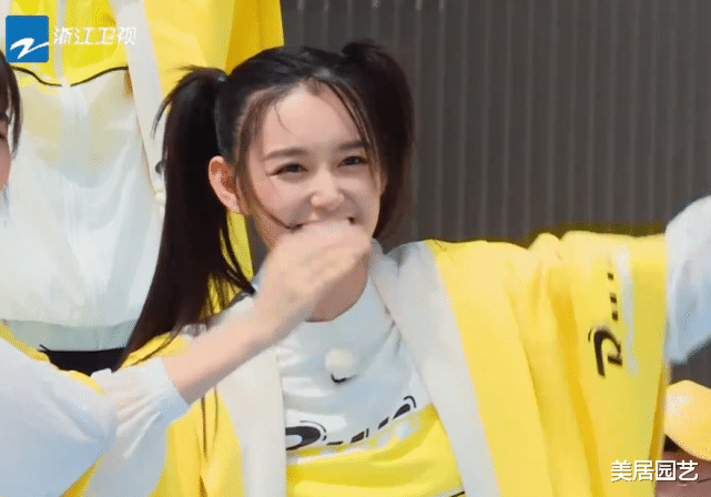 郑恺|蒋依依生理期坚持录制跑男？却遇水上游戏，一旁郑恺的反应才是亮点