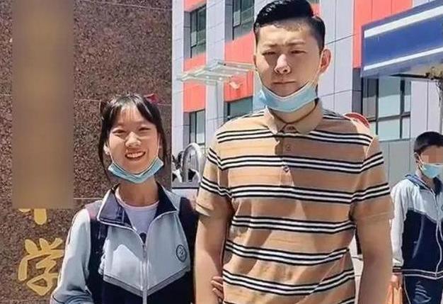 |爸爸长得太年轻是什么体验?接高中女儿放学,被老师误认是男友