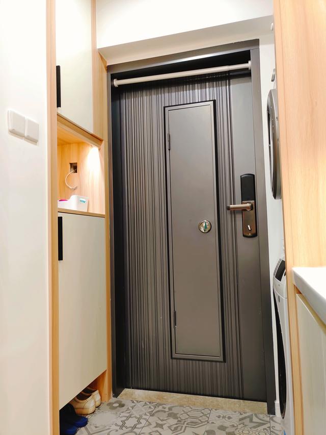 |她买下42㎡单身公寓，一家三口住，客厅不放沙发，阳台当榻榻米