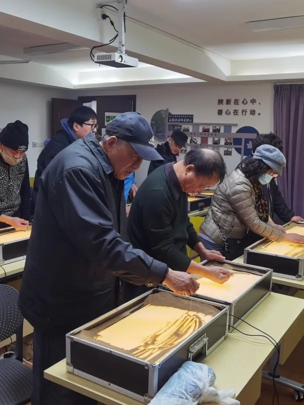 上海徐汇 居民好评不断，红色沙画活学“四史”！