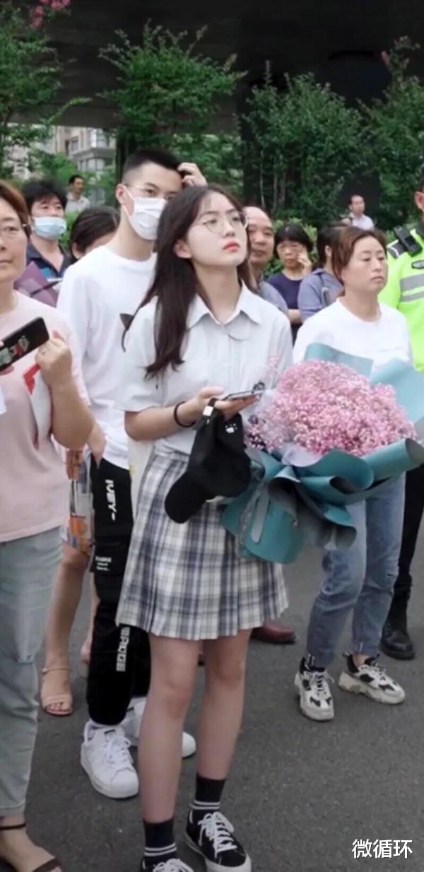 |“高考最美等待”女生意外走红,一夜涨粉72万,本人表示很慌