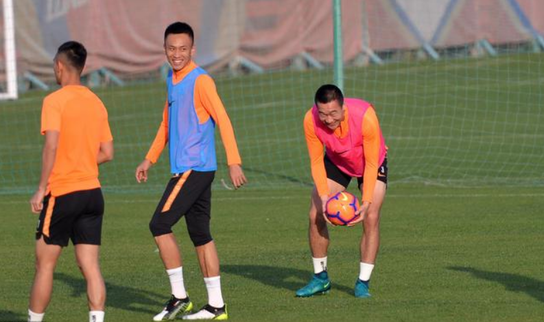 『中超』深夜10点！巴甲豪门给李霄鹏送来好消息，鲁能亮剑中超添强援