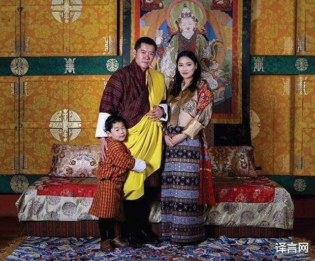 不丹王室曬國王全傢福，30歲王後盤發氣質如蘭笑出月牙眼，龍太子受冷落-圖5